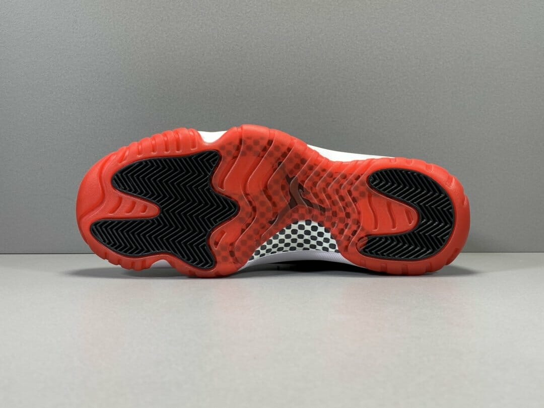 Air Jordan 11 Retro Playoffs Bred (2019)