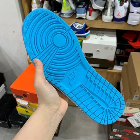 Air Jordan 1 UNC - Image 2