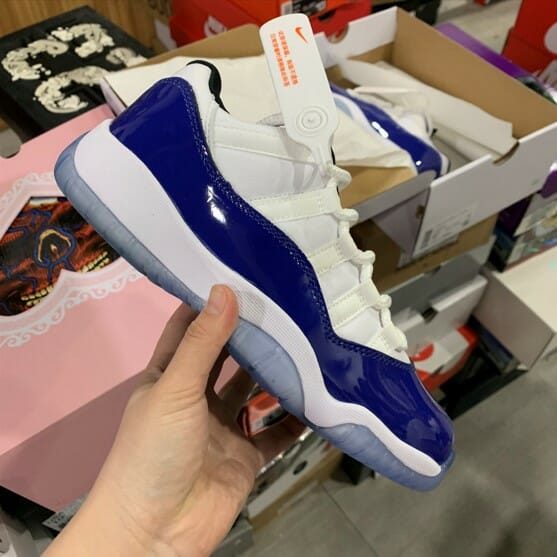 Air Jordan 11 WMNS Low Concord - Image 2