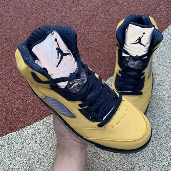Air Jordan 5 Michigan Black Yellow - Image 2