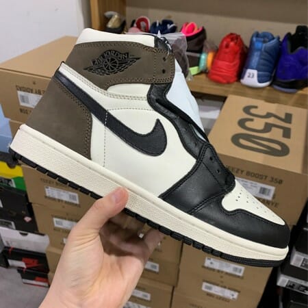 Air Jordan 1 Retro High Dark Mocha - Image 3