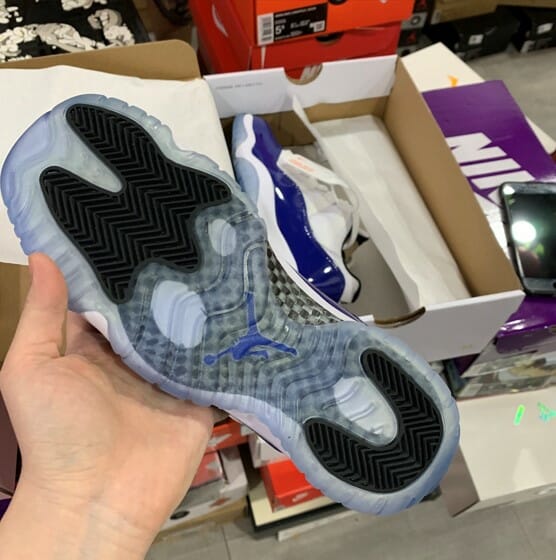 Air Jordan 11 WMNS Low Concord - Image 3