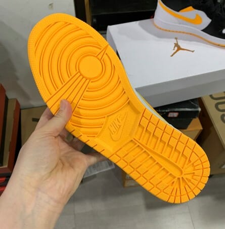 Air Jordan 1 Mid Black And Yellow - Image 3