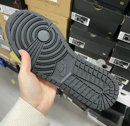 Air Jordan 1 Mid Black Red - Image 3