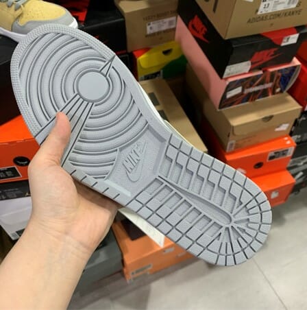 Air Jordan 1 Mid Gray Yellow - Image 3