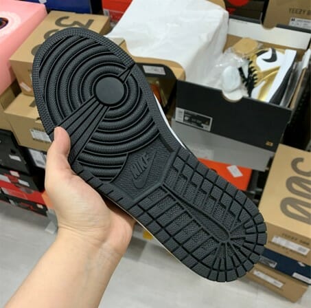 Air Jordan 1 Mid SE Metallic Gold - Image 3