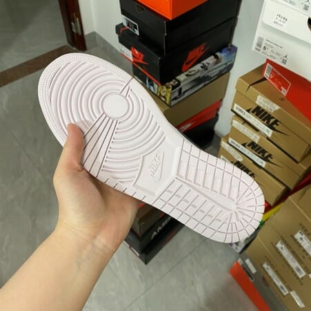 Air Jordan 1 Mid SE Pink - Image 3