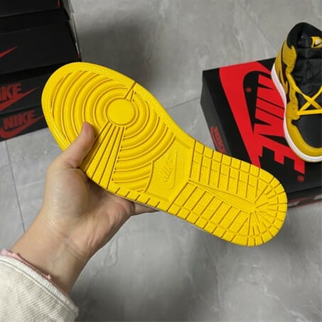 Air Jordan 1 High OG “Pollen” - Image 3