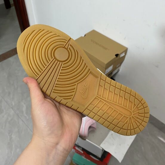 Air Jordan 1 Low Pink Gum - Image 4