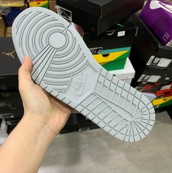 Air Jordan 1 Low Light Smoke Grey - Image 4