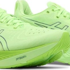 Alternative view of Asics Novablast 4 Wide Illuminate Green 1011B694-300